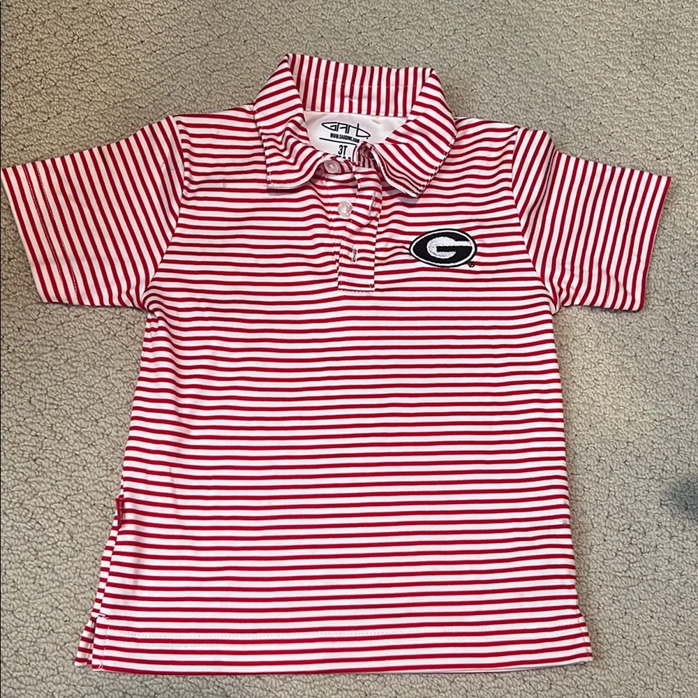 Red and White Polo Shirt with Classic Collar and Short Sleeves